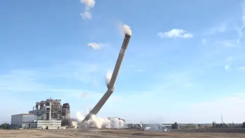 Demolición controlada de la chimenea de la central térmica de Andorra Demolición controlada de la chimenea de la central térmica de Andorra