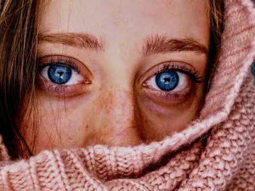 Una mujer mira de frente. Una mujer mira de frente.