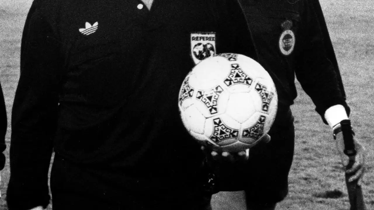 Enríquez Negreira, a la izquierda, durante un partido en 1990 Enríquez Negreira, a la izquierda, durante un partido en 1990