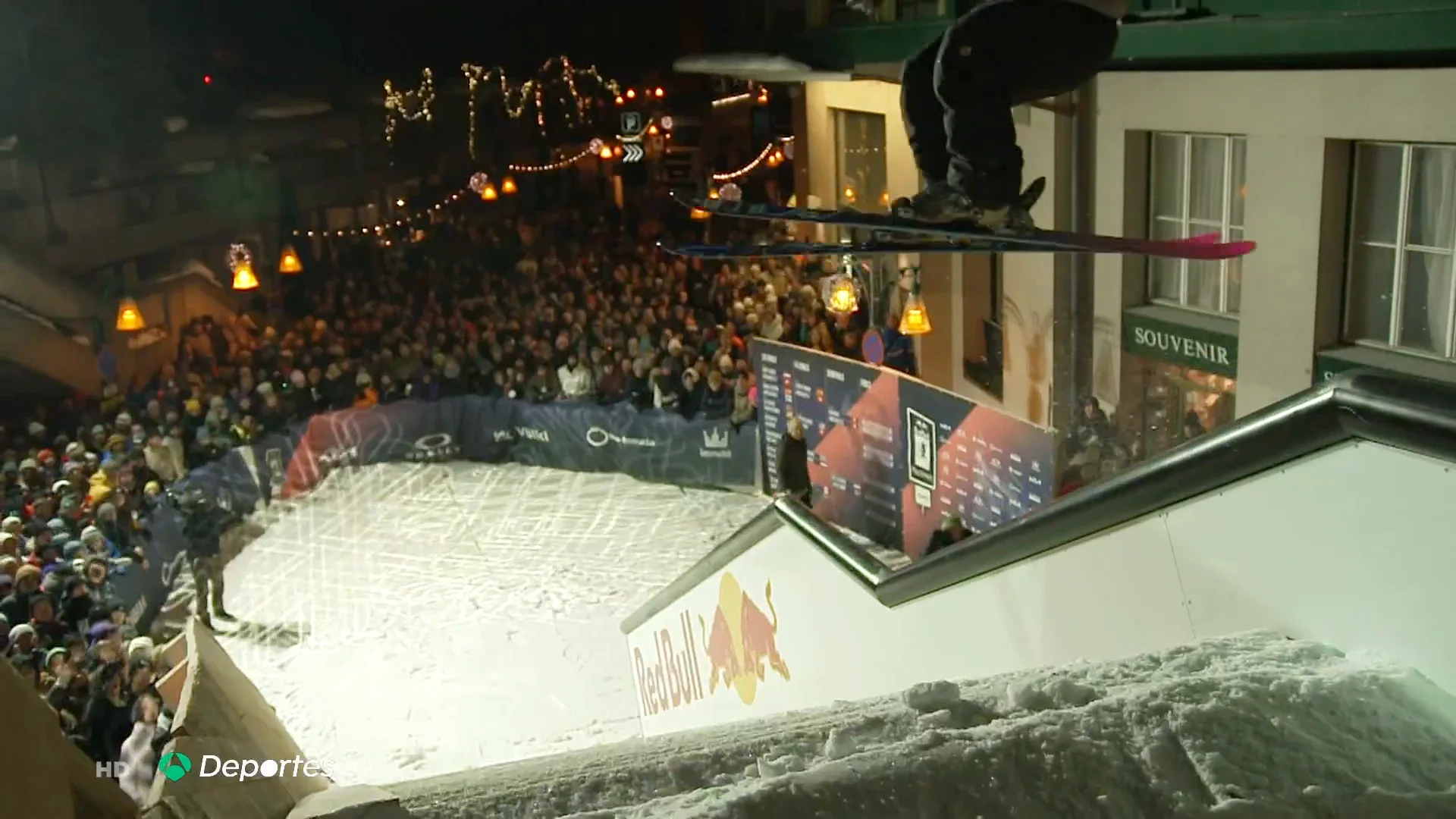 Un esquiador en el Red Bull PlayStreets 2023