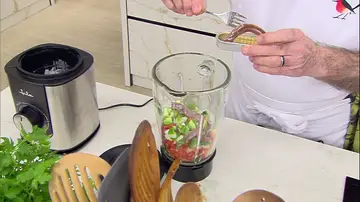 Pon las hortalizas en el vaso americano, añade los filetes de anchoa y tritura