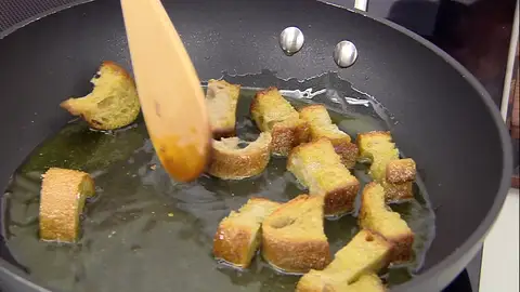 Corta las rebanadas de pan en tiras y agrégalas a la sartén Corta las rebanadas de pan en tiras y agrégalas a la sartén