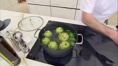 Sazona, tapa y cuece las alcachofas durante 20-25 minutos Sazona, tapa y cuece las alcachofas durante 20-25 minutos