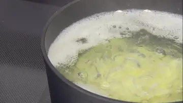Sazona y cuece las patatas durante 15-18 minutos