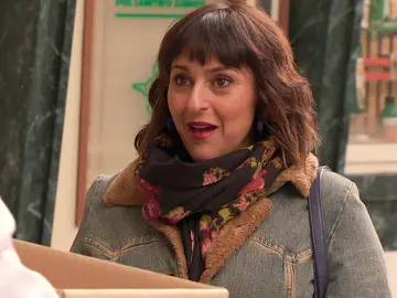 ¡Un reencuentro sorprendente!: Rocío regresa y pilla a Hugo en guerra contra las vecinas ¡Un reencuentro sorprendente!: Rocío regresa y pilla a Hugo en guerra contra las vecinas