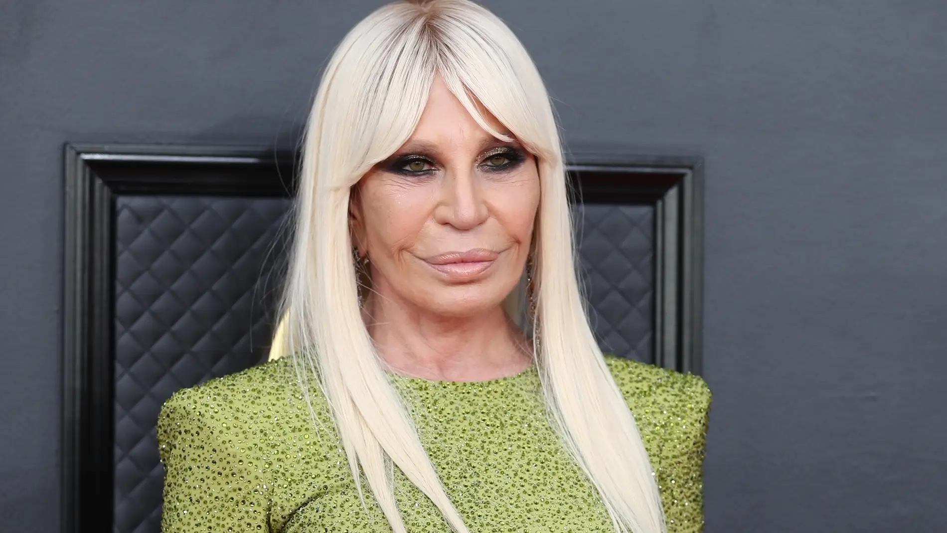 Donatella Versace posa con un vestido verde