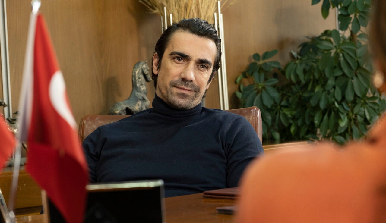 Le decimos adi&oacute;s a Hakan G&uuml;m&uuml;şoğlu, el &uacute;ltimo hombre que le rob&oacute; el coraz&oacute;n a Z&uuml;leyha en 'Tierra Amarga'