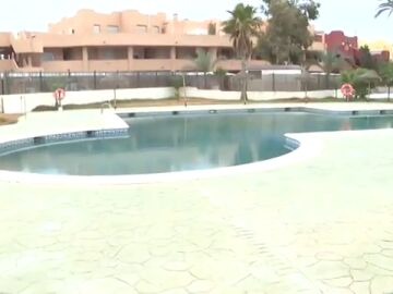 Los vecinos de una urbanización de Vera ya no tendrán que bañarse desnudos en su piscina comunitaria