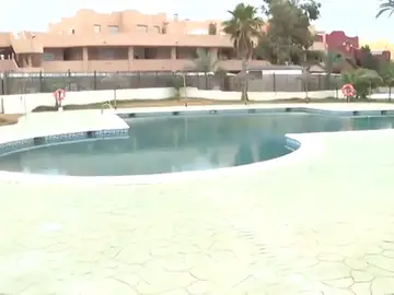 Los vecinos de una urbanización de Vera ya no tendrán que bañarse desnudos en su piscina comunitaria Los vecinos de una urbanización de Vera ya no tendrán que bañarse desnudos en su piscina comunitaria