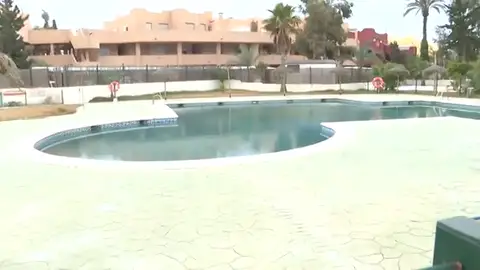 Los vecinos de una urbanización de Vera ya no tendrán que bañarse desnudos en su piscina comunitaria Los vecinos de una urbanización de Vera ya no tendrán que bañarse desnudos en su piscina comunitaria