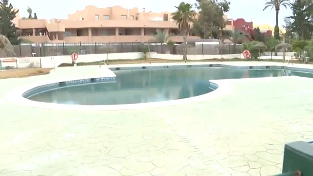 Los vecinos de una urbanizaci&oacute;n de Vera ya no tendr&aacute;n que ba&ntilde;arse desnudos en su piscina comunitaria