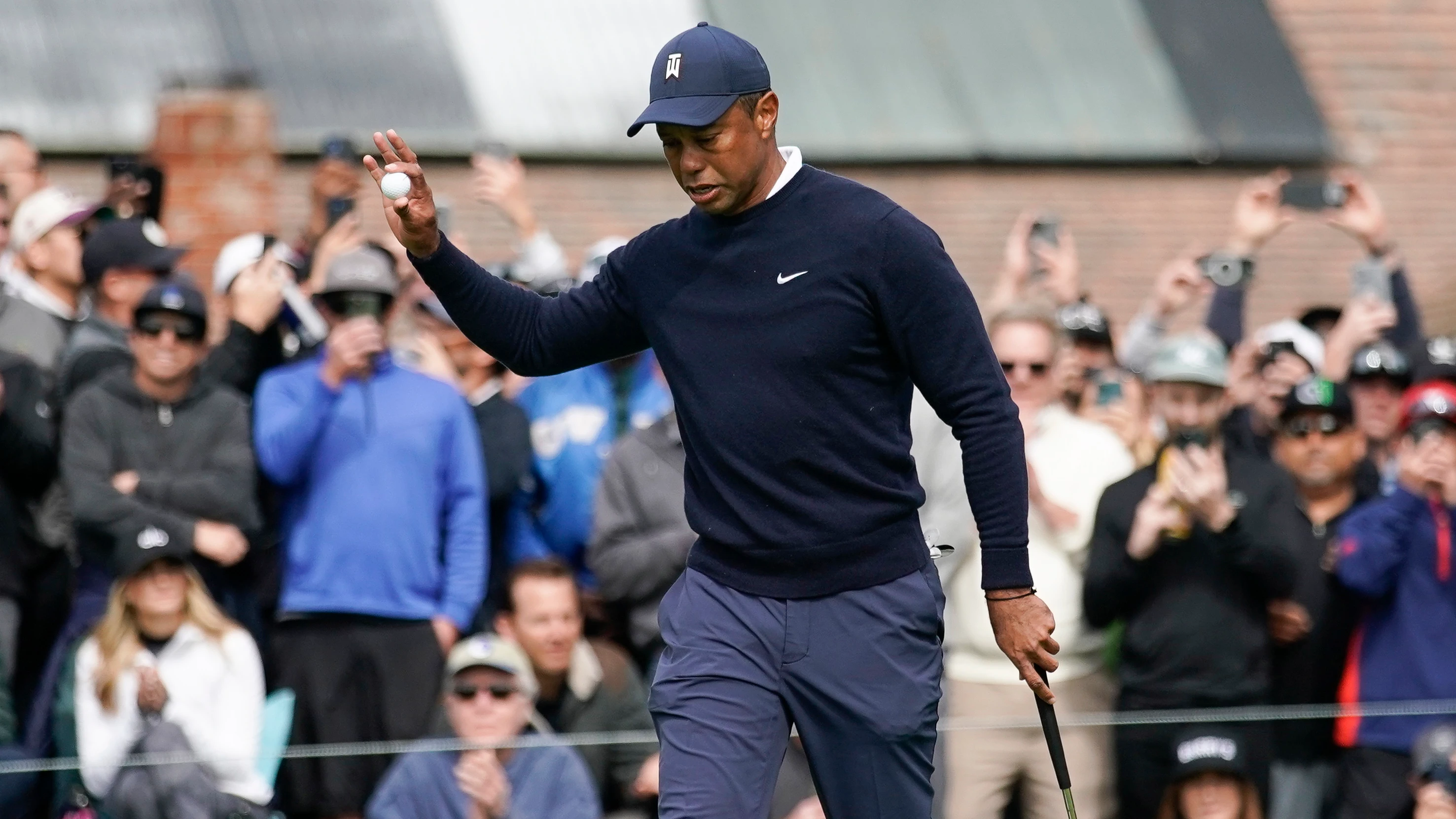 Tigewr Woods saluda al público en el hoyo 1 del Genesis Invitational, en el Riviera Country Club Tigewr Woods saluda al público en el hoyo 1 del Genesis Invitational, en el Riviera Country Club