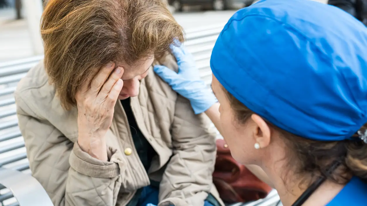 Una mujer atendida por una doctora Una mujer atendida por una doctora