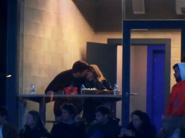 ¡Ya no se esconden! Gerard Piqué y Clara Chía se comen a besos en público