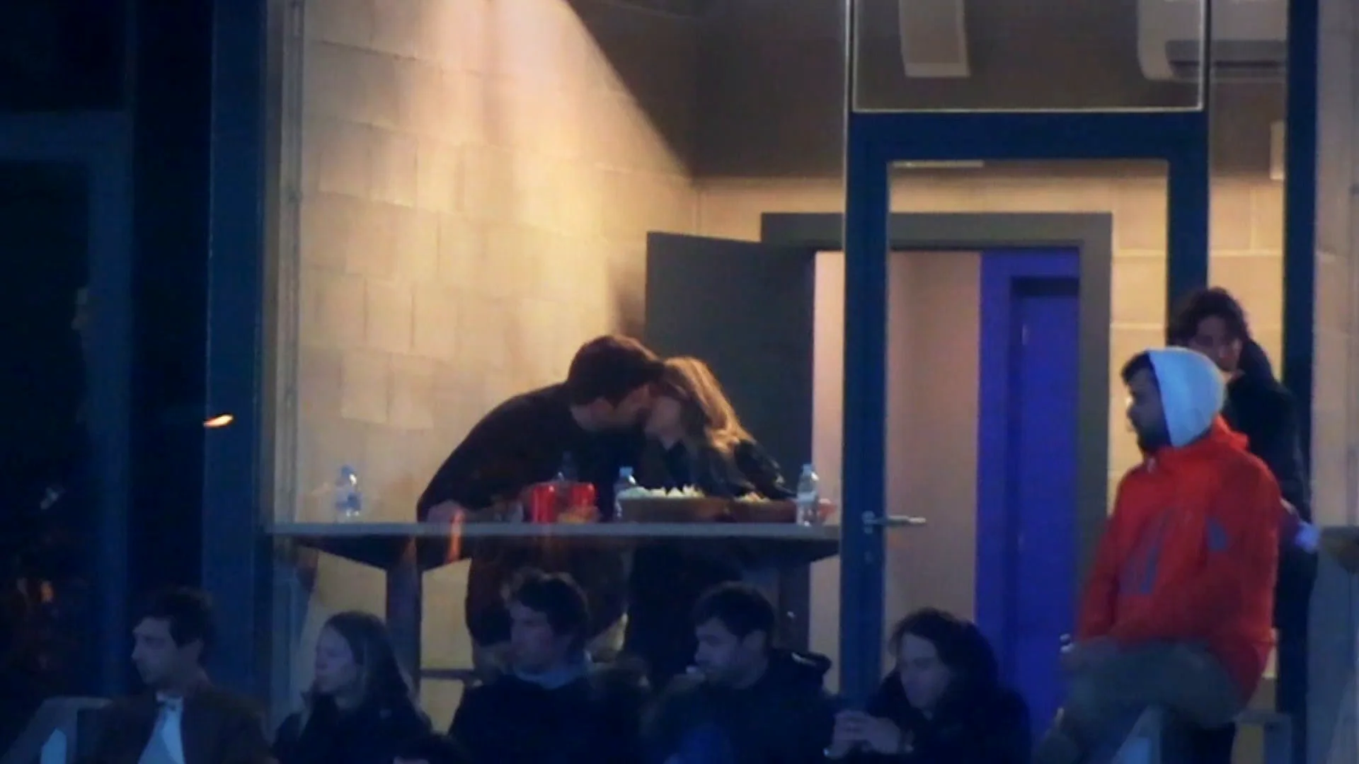 ¡Ya no se esconden! Gerard Piqué y Clara Chía se comen a besos en público ¡Ya no se esconden! Gerard Piqué y Clara Chía se comen a besos en público