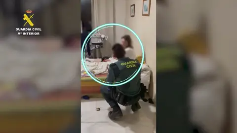 La Guardia Civil libera a una mujer y su hijo retenidos durante casi dos meses en un hotel en Castellón La Guardia Civil libera a una mujer y su hijo retenidos durante casi dos meses en un hotel en Castellón