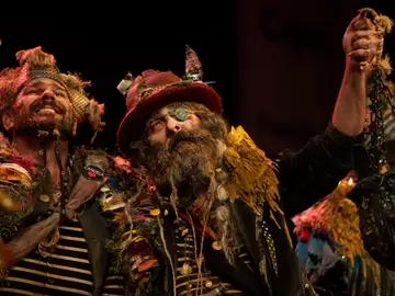 La comparsa 'La ciudad invisible' durante su actuación este viernes en el teatro Falla en la Gran Final del COAC 2023 La comparsa 'La ciudad invisible' durante su actuación este viernes en el teatro Falla en la Gran Final del COAC 2023