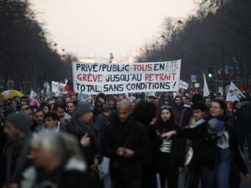 Los sindicatos franceses sacaron de nuevo hoy a las calles a decenas de miles de personas para presionar contra un plan de reforma del sistema de jubilaciones del Gobierno.