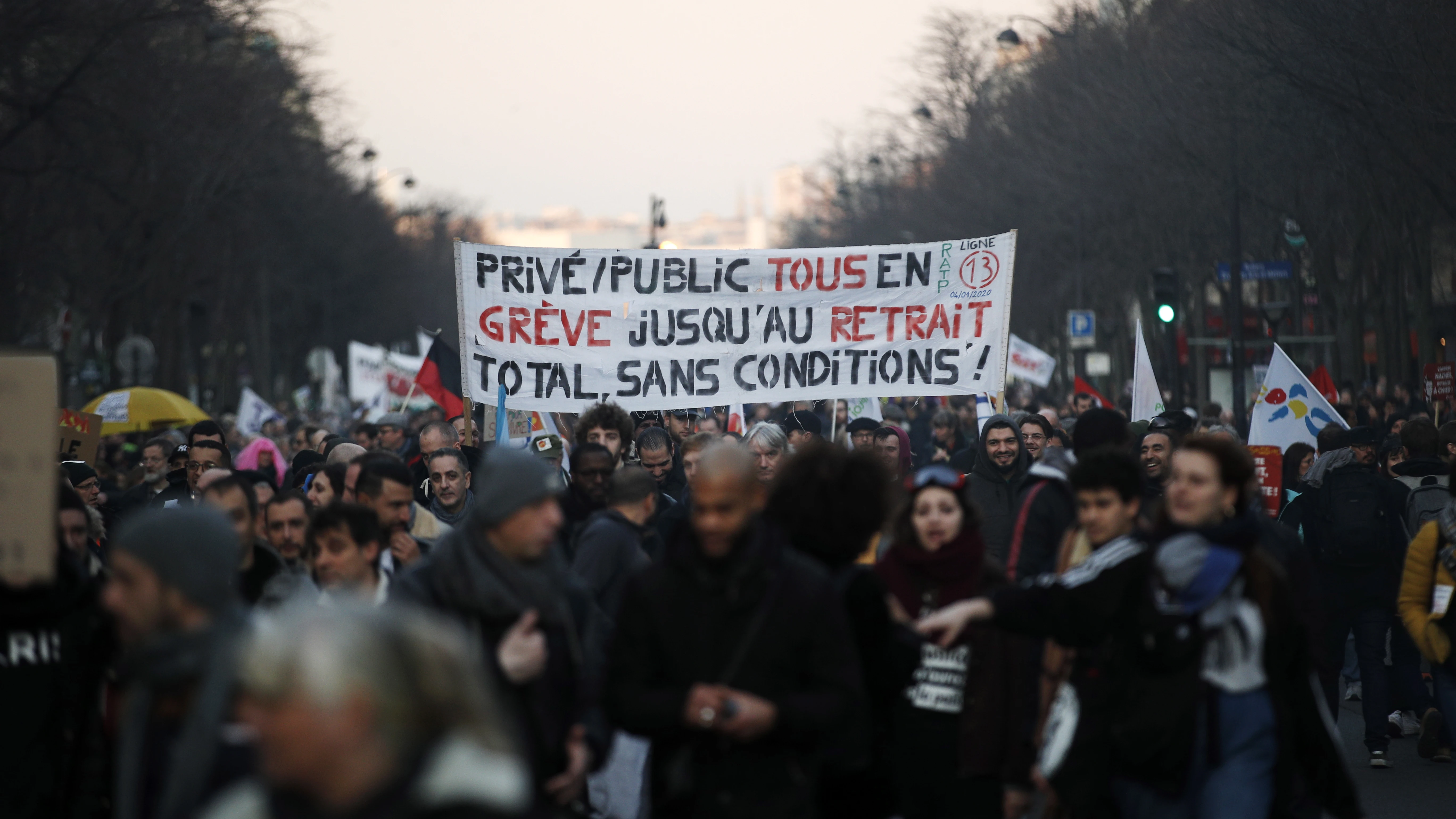 Los sindicatos franceses sacaron de nuevo hoy a las calles a decenas de miles de personas para presionar contra un plan de reforma del sistema de jubilaciones del Gobierno. Los sindicatos franceses sacaron de nuevo hoy a las calles a decenas de miles de personas para presionar contra un plan de reforma del sistema de jubilaciones del Gobierno.