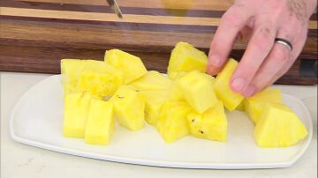 Corta la piña en 16 tacos