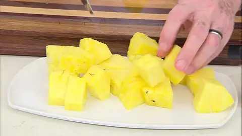 Corta la piña en 16 tacos Corta la piña en 16 tacos