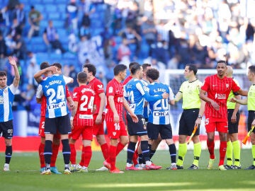 Jugadores del Sevilla y el Espanyol en un partido de LaLiga