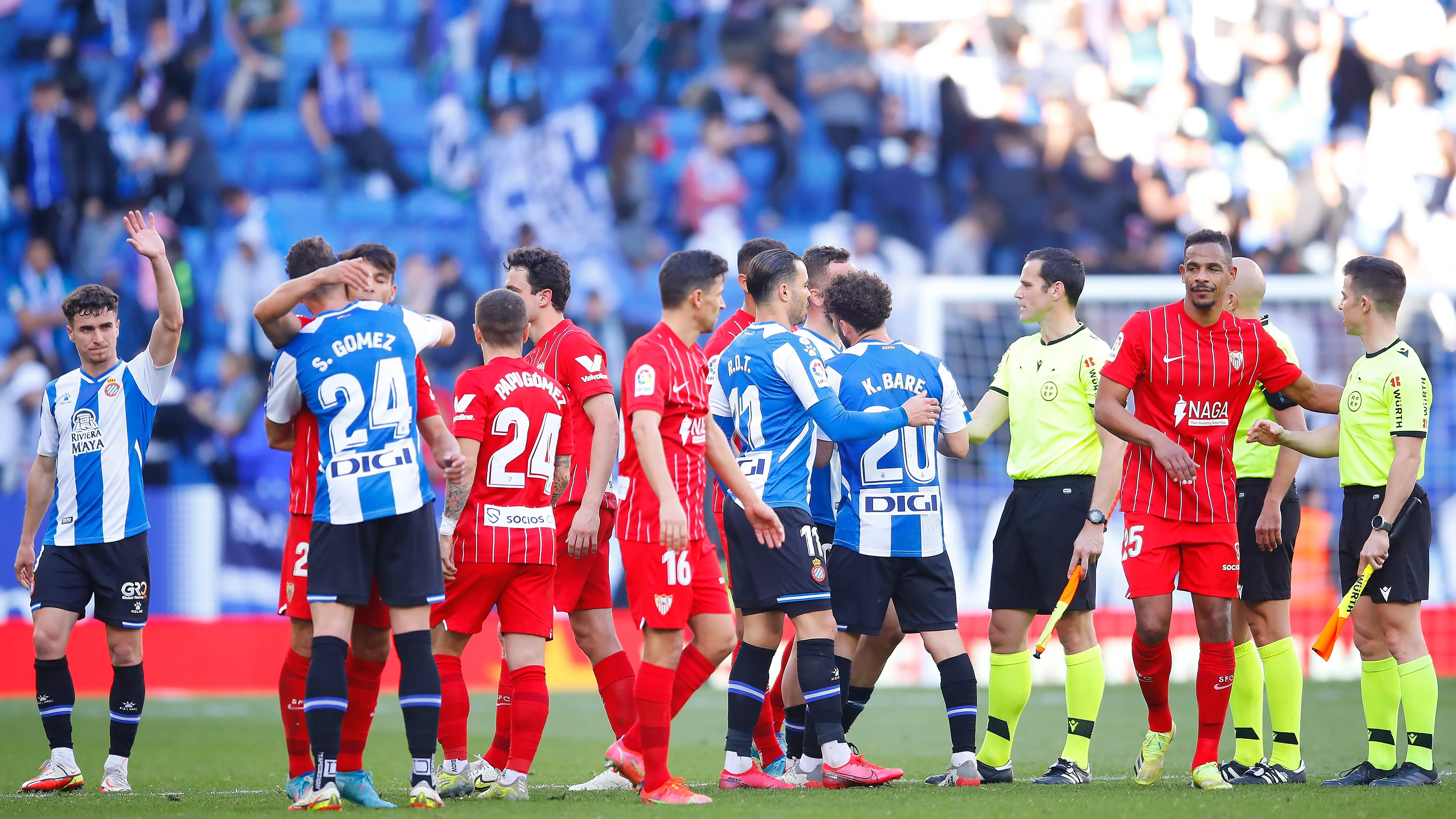Jugadores del Sevilla y el Espanyol en un partido de LaLiga Jugadores del Sevilla y el Espanyol en un partido de LaLiga