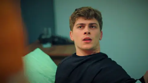 Oğulcan se disculpa con Emir, pero él no quiere ni escucharle: "Fue sin querer" Oğulcan se disculpa con Emir, pero él no quiere ni escucharle: "Fue sin querer"