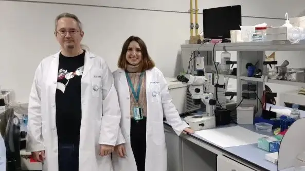 Enrique Cobos y M&ordf; Carmen Ruiz, dos investigadores del departamento de Farmacolog&iacute;a de la UGR