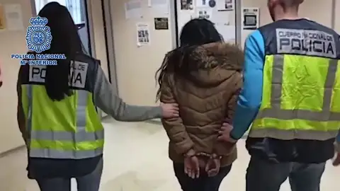 Detenida por abandonar a su hija para ir a trabajar. Detenida por abandonar a su hija para ir a trabajar.