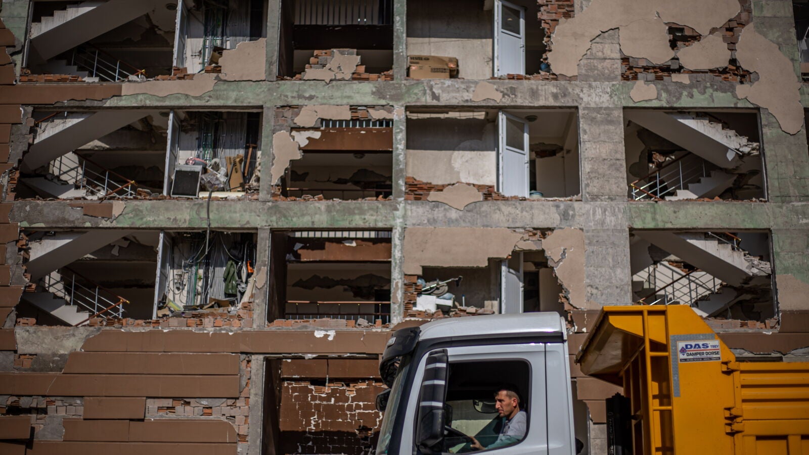 Al menos 3 muertos y 213 heridos tras dos nuevos terremotos de magnitud 6,4 y 5,8 en Turquía 