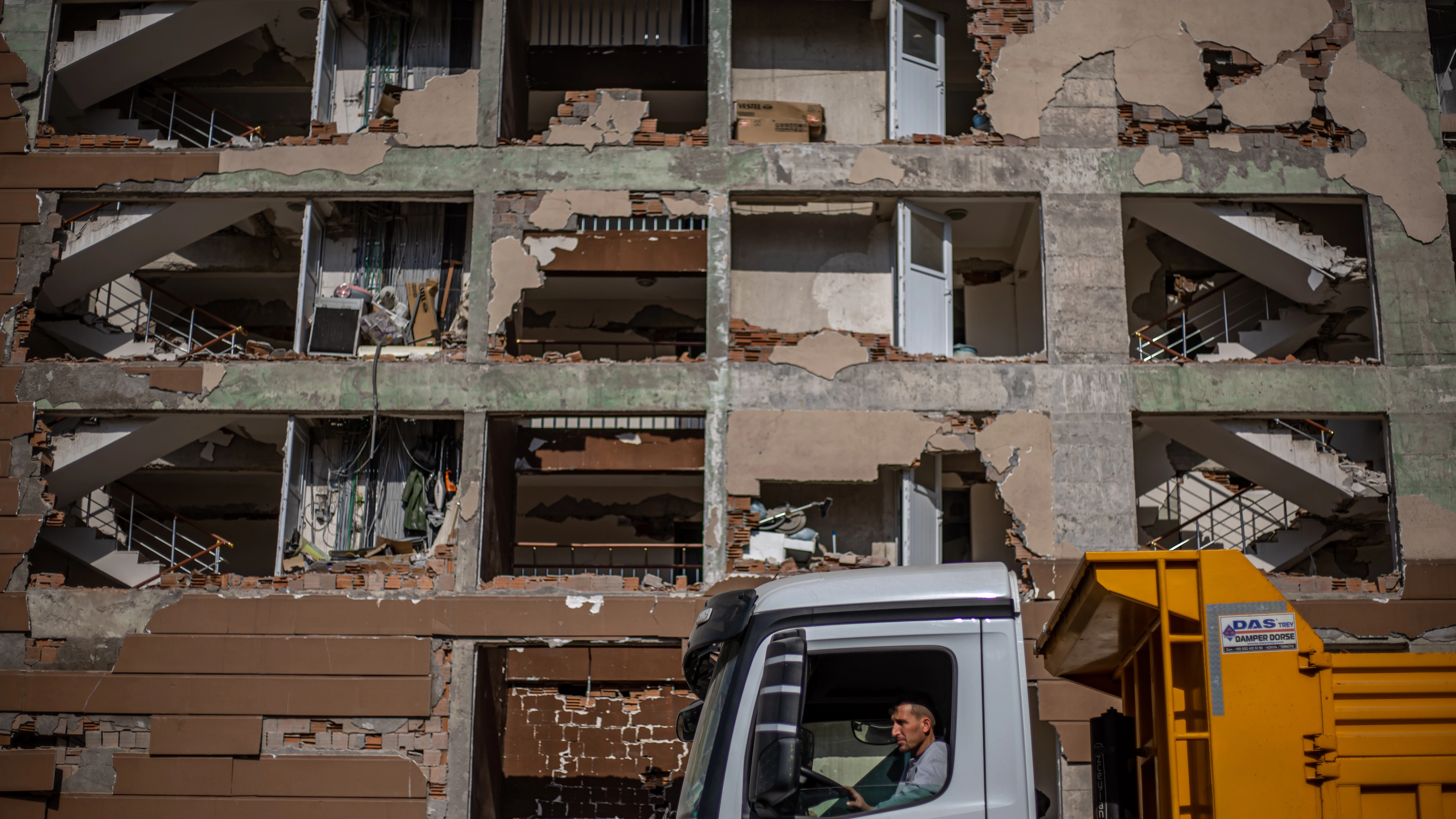 Un edificio en ruinas tras un nuevo terremoto en Turquía Un edificio en ruinas tras un nuevo terremoto en Turquía