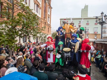 Cientos de personas han llenado las calles de Cádiz en el tradicional domingo de coros en el primer fin de semana de carnaval