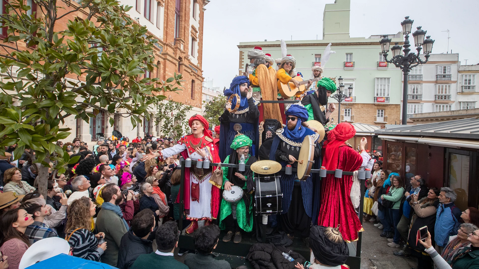 Cientos de personas han llenado las calles de Cádiz en el tradicional domingo de coros en el primer fin de semana de carnaval