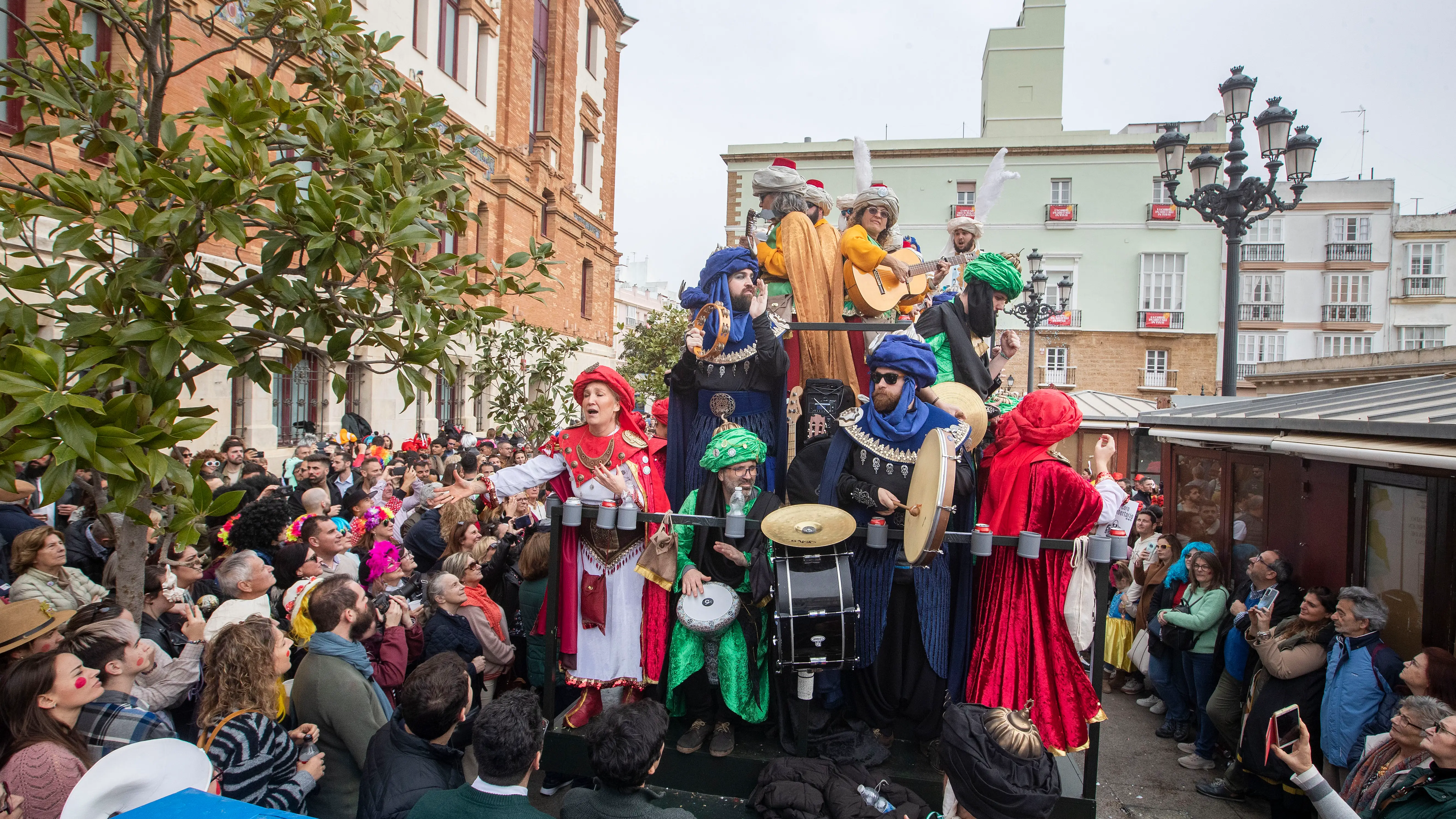 Cientos de personas han llenado las calles de C&aacute;diz en el tradicional domingo de coros en el primer fin de semana de carnaval