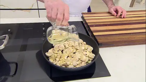 Vierte el vino y cocínalos durante 6-8 minutos Vierte el vino y cocínalos durante 6-8 minutos