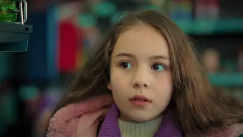 Emel se escapa al darse cuenta de que İlknur la ha secuestrado: ¿Conseguirá huir? Emel se escapa al darse cuenta de que İlknur la ha secuestrado: ¿Conseguirá huir?