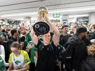 Alberto Díaz alza el trofeo de la Copa del Rey ante la afición en el aeropuerto de Málaga Alberto Díaz alza el trofeo de la Copa del Rey ante la afición en el aeropuerto de Málaga
