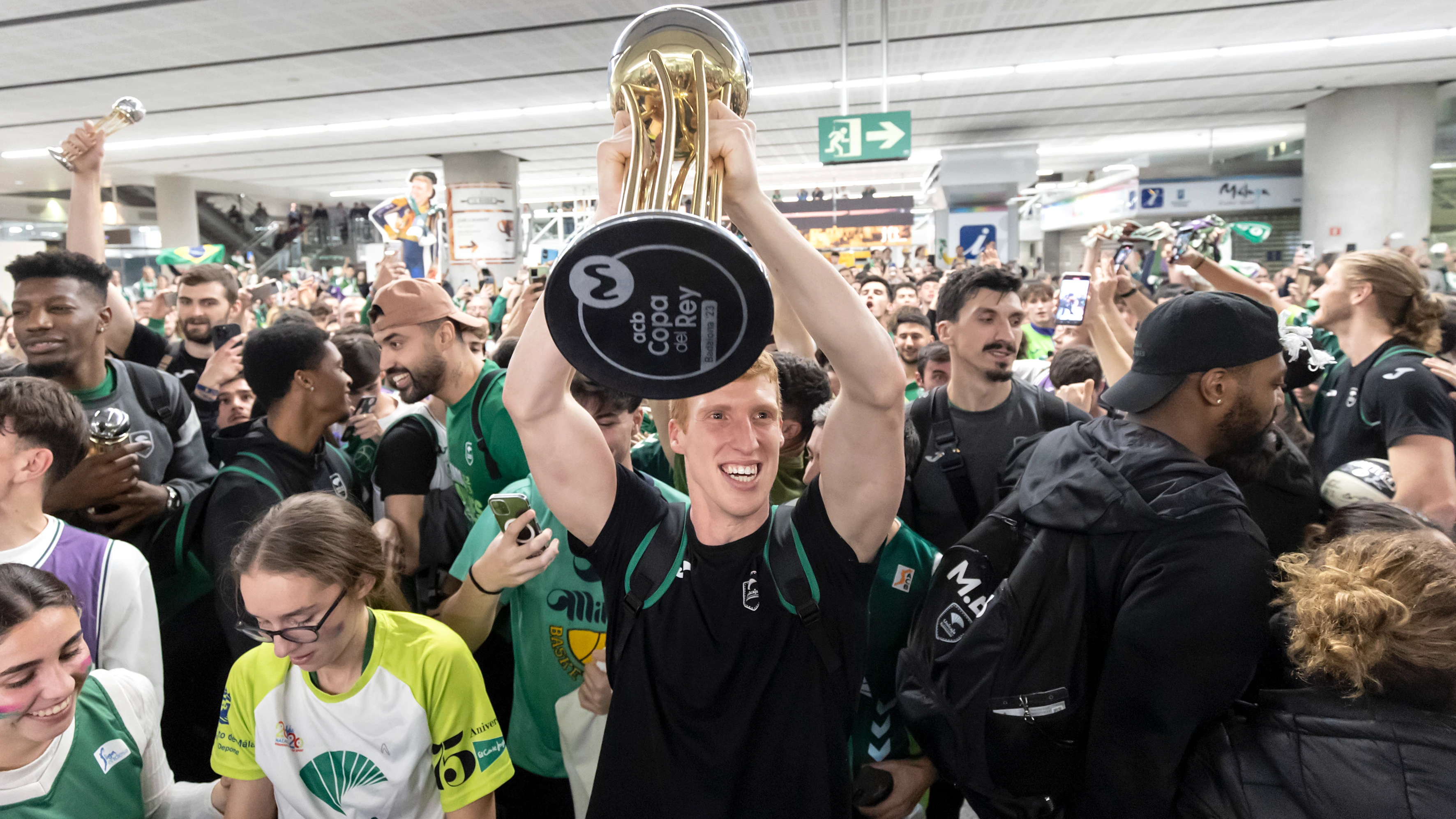 Alberto Díaz alza el trofeo de la Copa del Rey ante la afición en el aeropuerto de Málaga Alberto Díaz alza el trofeo de la Copa del Rey ante la afición en el aeropuerto de Málaga