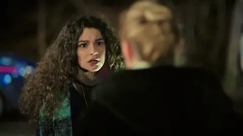 Asiye descubre toda la verdad y desenmascara a İlknur: “Eres tú la que has secuestrado a mi hermana” Asiye descubre toda la verdad y desenmascara a İlknur: “Eres tú la que has secuestrado a mi hermana”
