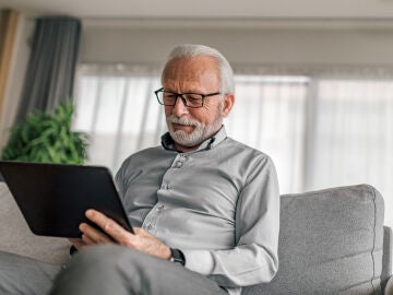 Un jubilado consultando una tablet