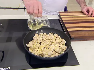 Un aperitivo de aprovechamiento en 5 minutos: champiñones al ajillo Un aperitivo de aprovechamiento en 5 minutos: champiñones al ajillo