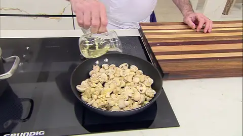 Un aperitivo de aprovechamiento en 5 minutos: champiñones al ajillo Un aperitivo de aprovechamiento en 5 minutos: champiñones al ajillo