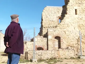 Un vecino de Alcuetas junto al castillo Un vecino de Alcuetas junto al castillo