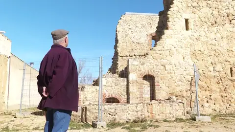 Un vecino de Alcuetas junto al castillo Un vecino de Alcuetas junto al castillo