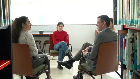 El presidente del Gobierno con varios jóvenes El presidente del Gobierno con varios jóvenes