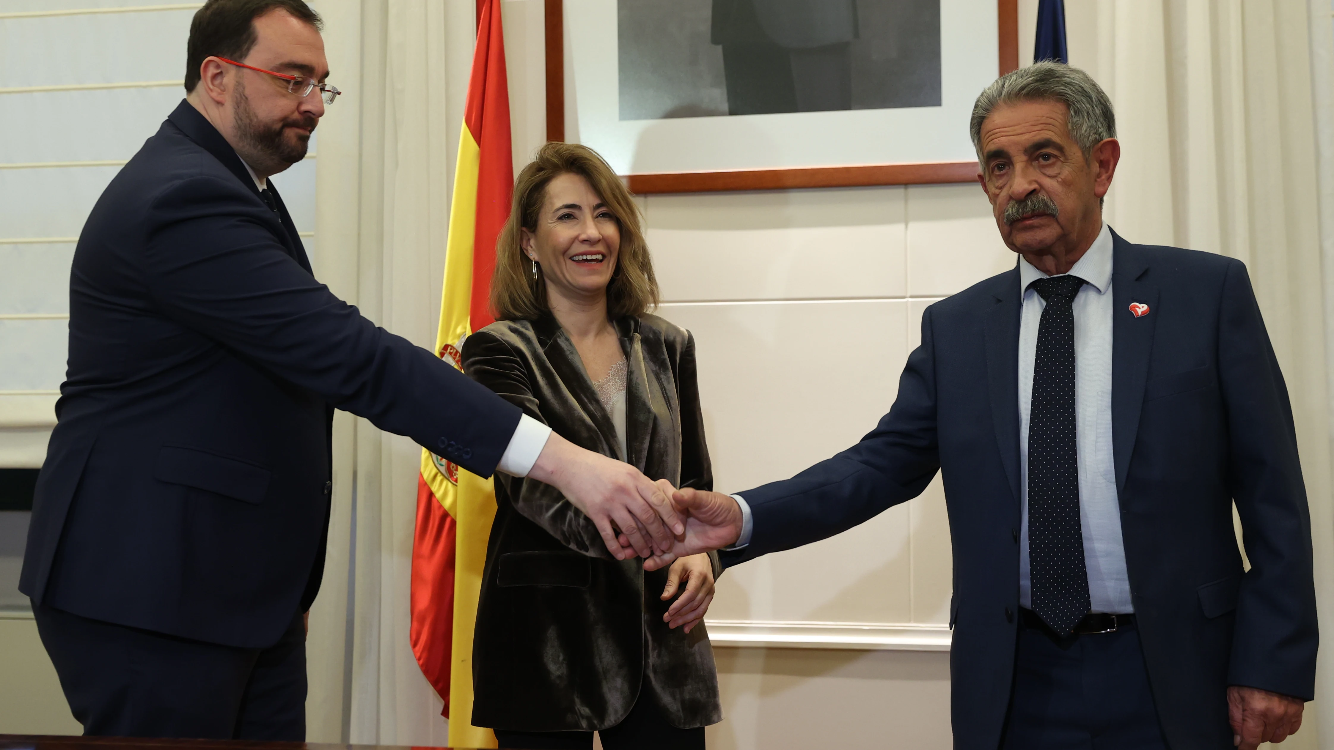 Raquel S&aacute;nchez, Miguel &Aacute;ngel Revilla y Adri&aacute;n Barb&oacute;n
