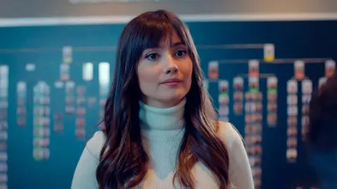 El bonito detalle de Alihan con Zeynep… ¡Le ha comprado un bolso y un móvil nuevo tras el robo! El bonito detalle de Alihan con Zeynep… ¡Le ha comprado un bolso y un móvil nuevo tras el robo!