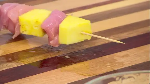 Ensarta (alternando) 3 trozos de pavo y 2 de piña en cada palillo Ensarta (alternando) 3 trozos de pavo y 2 de piña en cada palillo