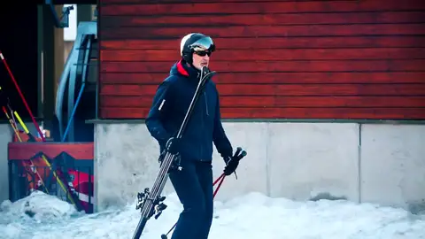 El rey Felipe VI, de escapada en Baqueira Beret cuatro años después y con un traje valorado en 1500 euros El rey Felipe VI, de escapada en Baqueira Beret cuatro años después y con un traje valorado en 1500 euros